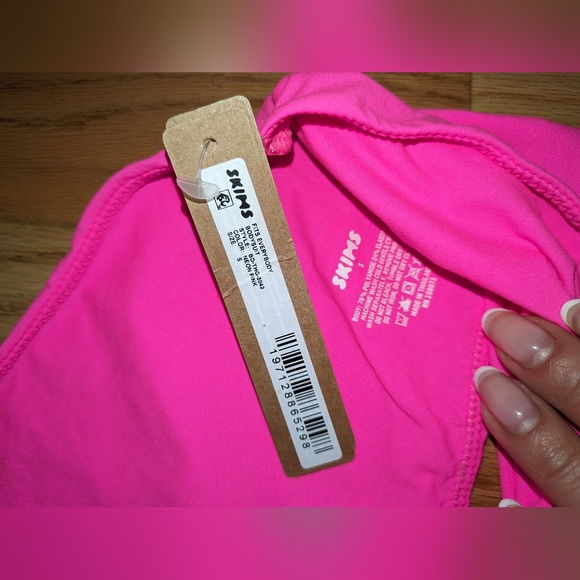 NWT SKIMS FITS EVERYBODY ONE SHOULDER CUT OUT BODYSUIT IN NEON PINK - Picture 4 of 6